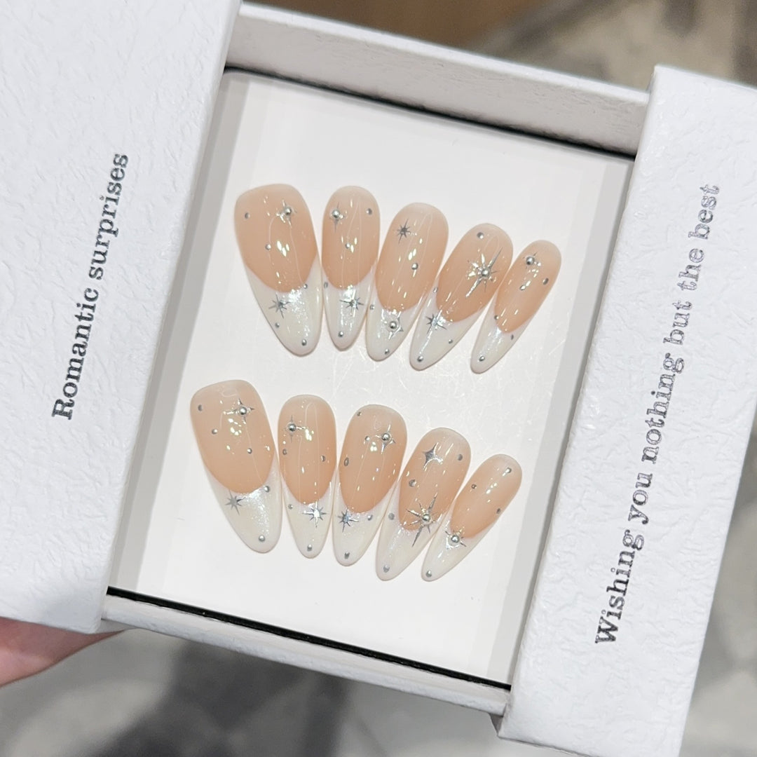 Glamouröse Kunstnägel mit Romantischem Sternenmotiv Karnz