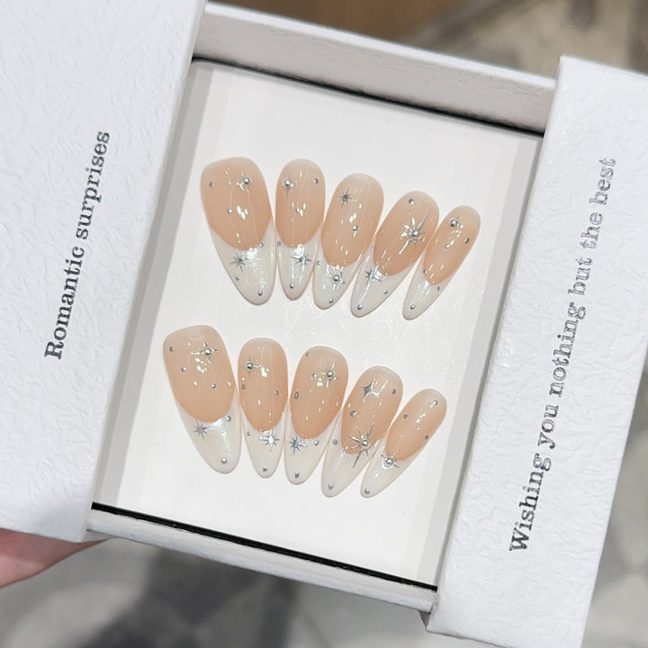 Glamouröse Kunstnägel mit Romantischem Sternenmotiv Karnz