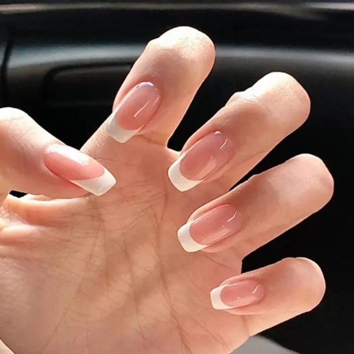 Kunstnagelset mit elegantem French Design und glänzendem Finish Karnz