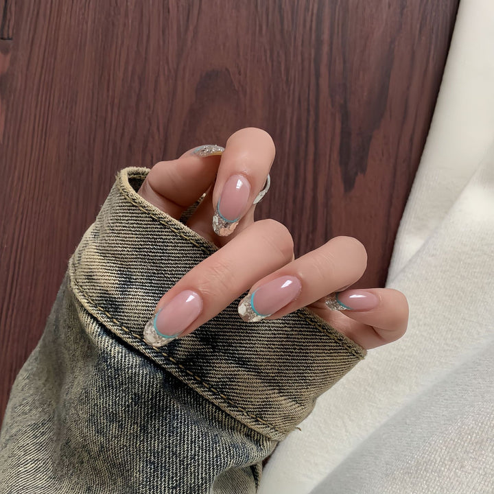 Kunstnägel mit Schimmerndem Glitzer und Elegantem French-Tip Karnz