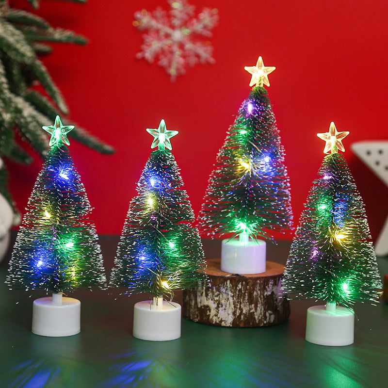 Dekorativer Weihnachtsbaum mit Lichtern Karnz