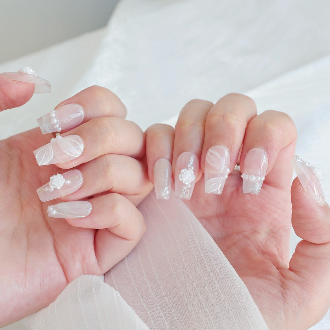 Elegantes Press-On-Nagelkunst-Set mit floralen und perlmuttartigen Akzenten