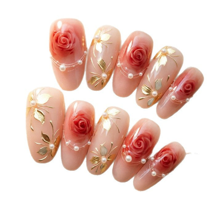Kunstvolle Nagelspitzen mit Elegantem Goldschmuck Karnz