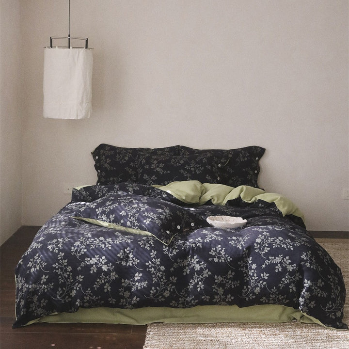 Wendbares Premium-Bettbezug-Set aus Baumwollsatin mit botanischem Allover-Print und kontrastierter Rückseite