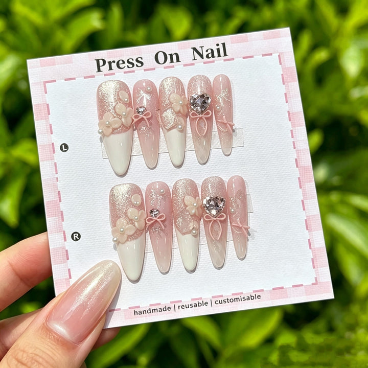 Elegantes Press-On Nail Art Set mit 3D Blumenakzenten