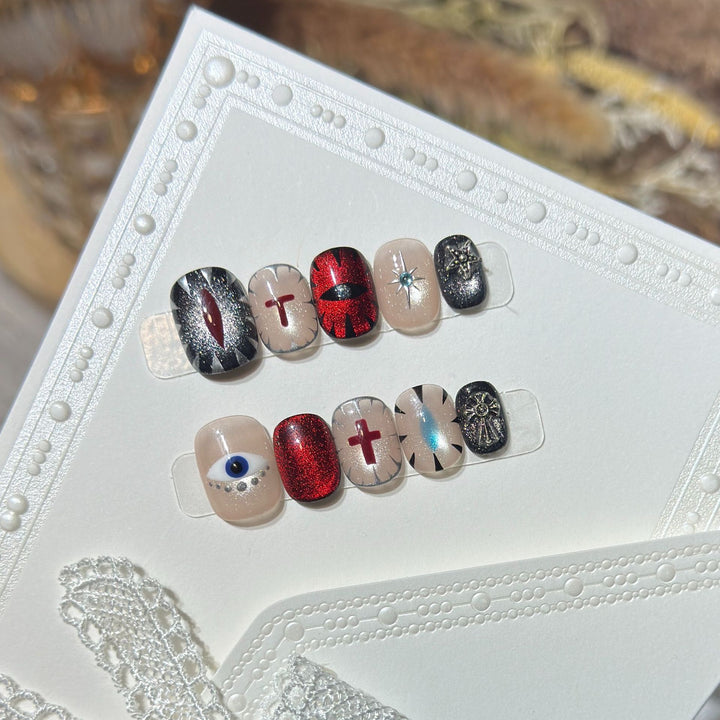 Künstlerisches Press-On Nail Design Set mit einzigartigen symbolischen Akzenten Karnz