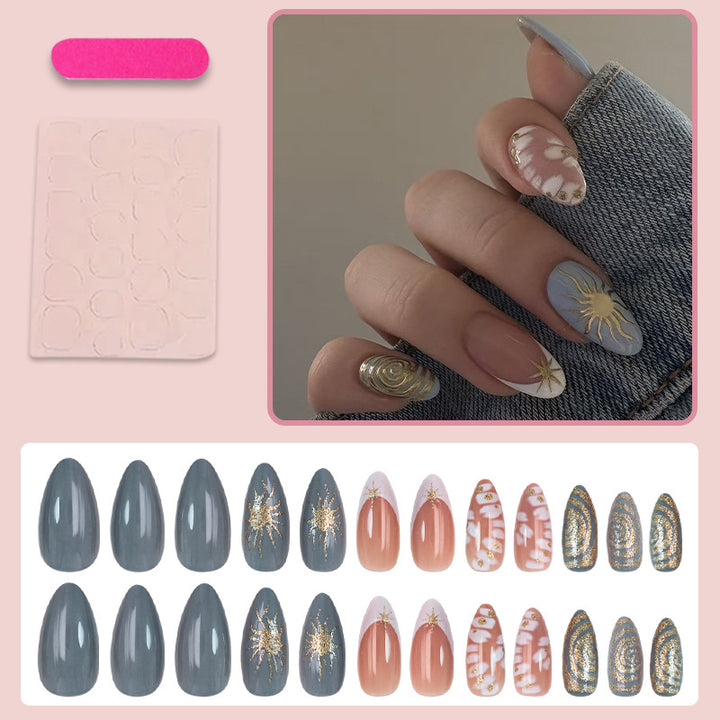 Kunstnagelset mit eleganten Goldakzenten und kreativem Design Karnz