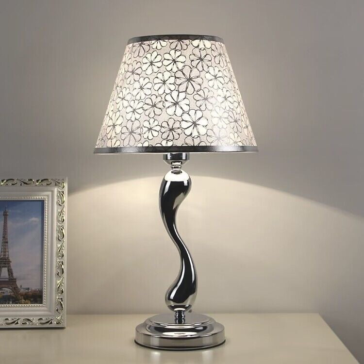 Elegante Tischlampe mit floralem Muster