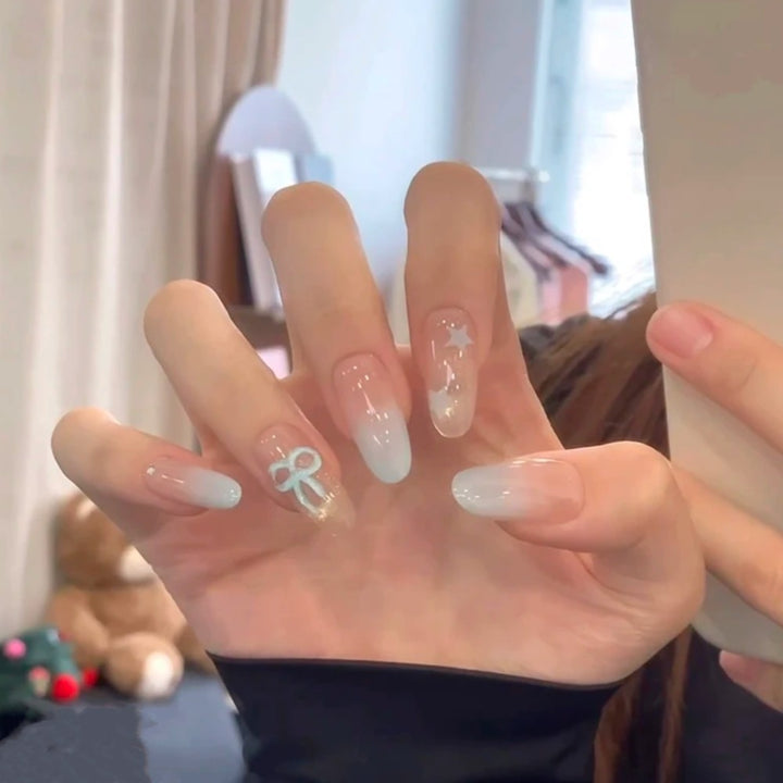 Künstlerisches Press-On-Nagel-Set mit Glitter und floralen Akzenten Karnz