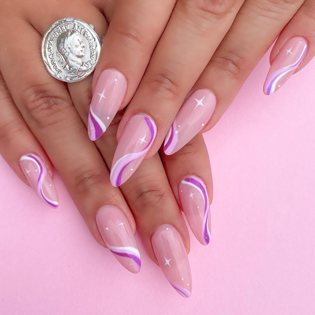 Elegante kunstvolle Nagelverlängerungen mit zartem Farbverlauf und akzentuierten Linien Karnz
