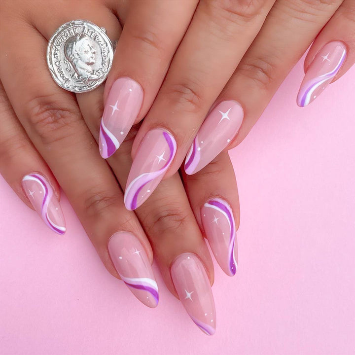 Elegante kunstvolle Nagelverlängerungen mit zartem Farbverlauf und akzentuierten Linien Karnz