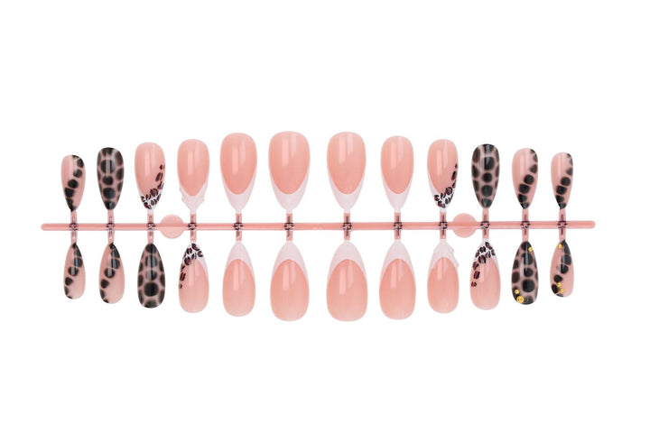 Kunstnagelset mit trendigen Leopardenmustern und eleganten Akzenten Karnz