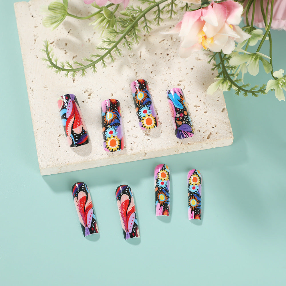 Kreative Kunstnägel im künstlerischen floralen Design Karnz