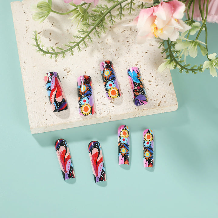 Kreative Kunstnägel im künstlerischen floralen Design Karnz