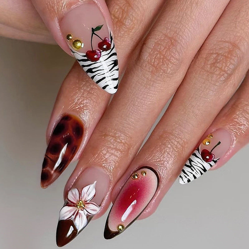 Künstlerisches Press-On Nagelset mit floralen und Musterdesigns Karnz