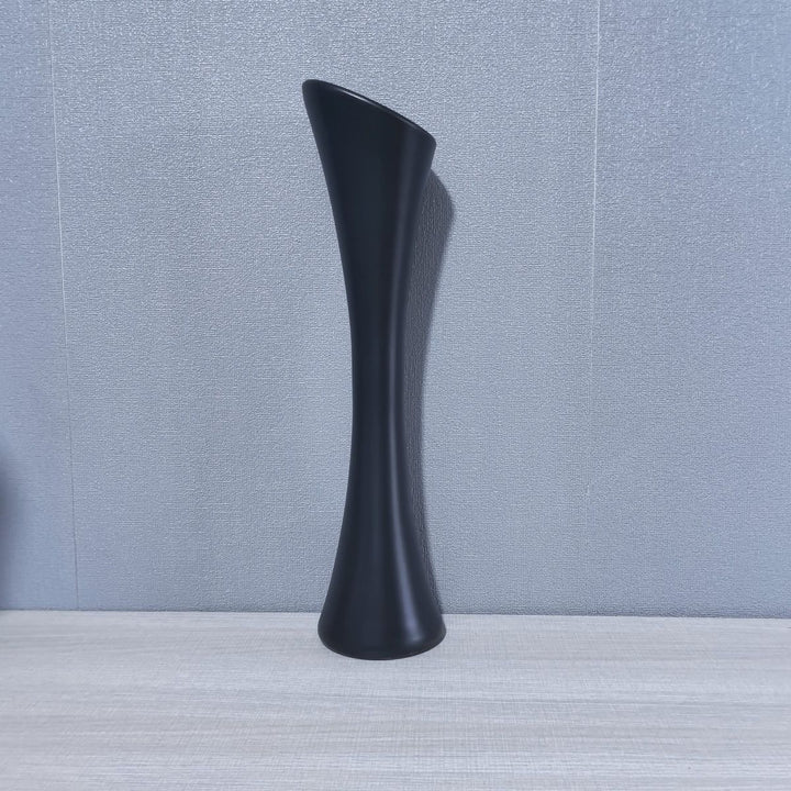 Elegante skulpturale Bodenvase Karnz