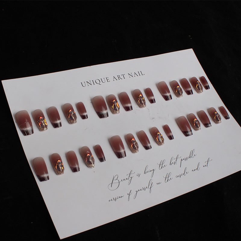 Glänzendes Gradient Press-On Nagelkunstset mit dekorativen Akzenten Karnz