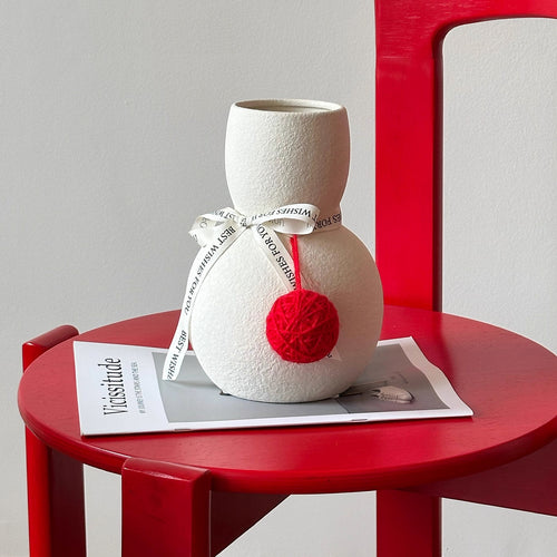 Skulpturale strukturierte Keramische dekorative Knospenvase mit Band- und Pompon-Akzent