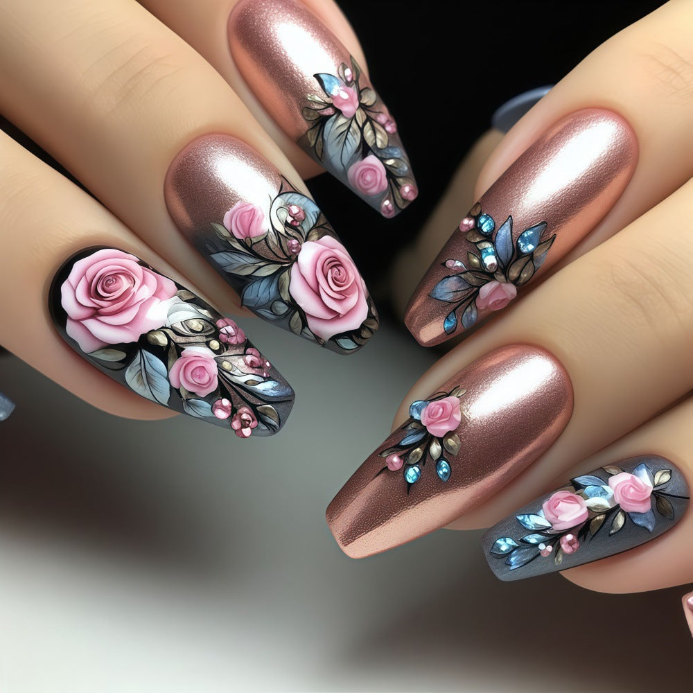 Kunstnägel mit floralem Rosenmuster Karnz