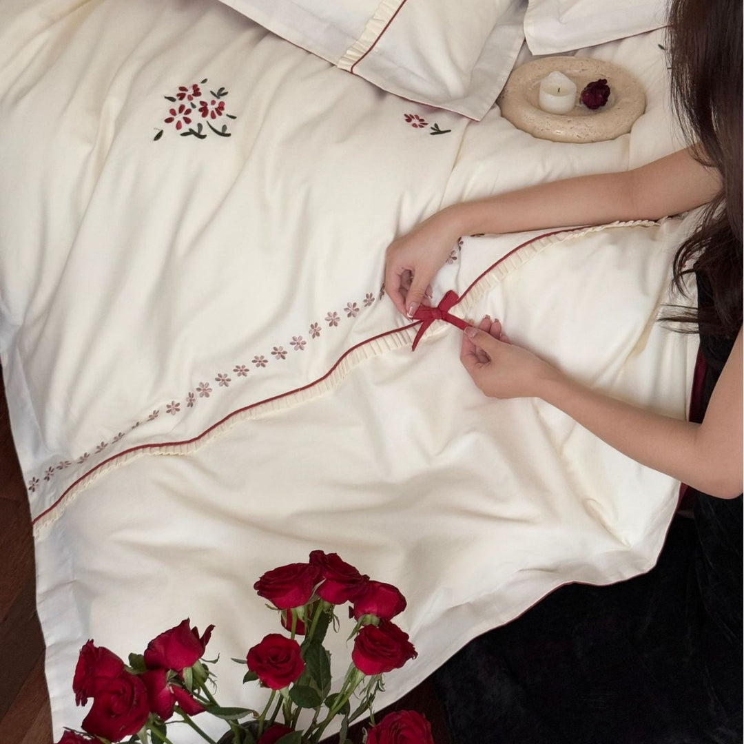 Umkehrbare bestickte Baumwoll-Bettwäsche mit handgenähten floralen Motiven, Schleifen und Kissenbezügen