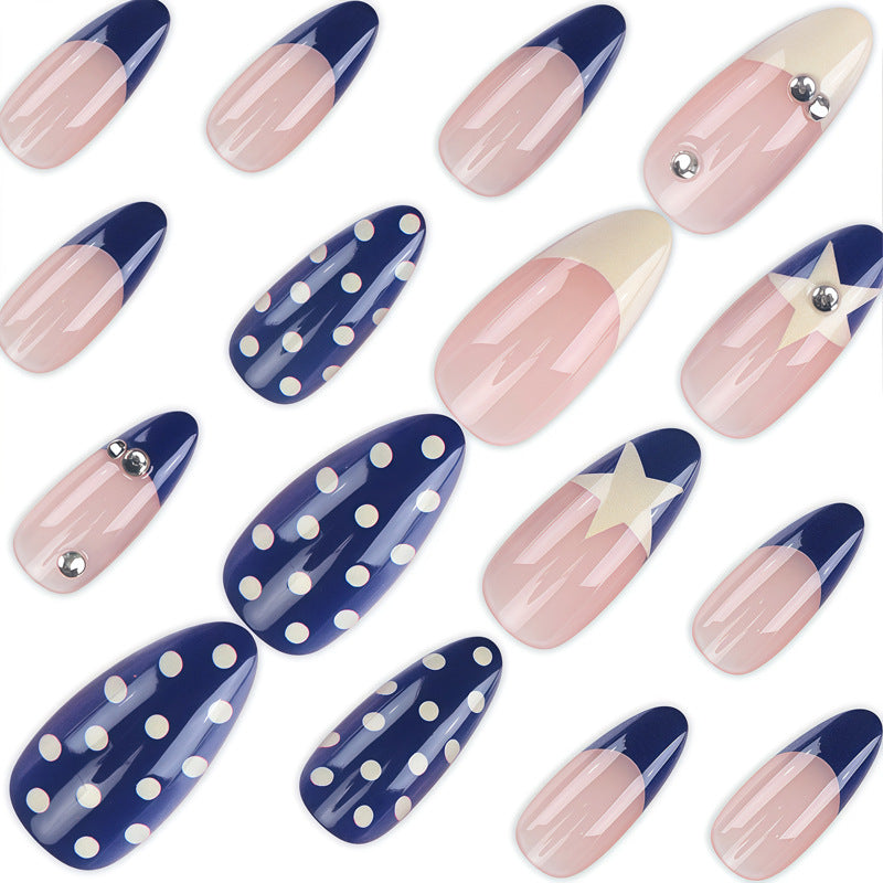 Künstlerisches Nageldesign mit Sternen- und Punkteakzenten Karnz
