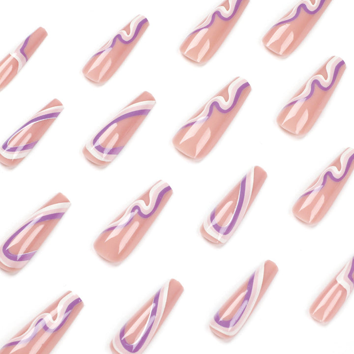 Kunstvolle Nagelverlängerungen mit elegantem Wellenmuster Karnz