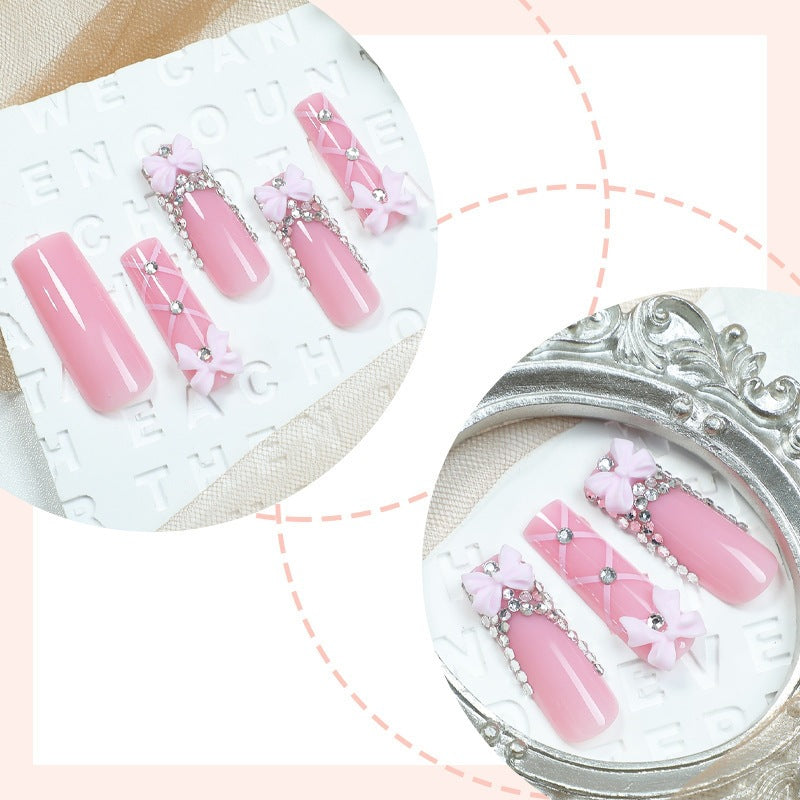 Kunstnagelset mit romantischen Schleifen- und Glitzerakzenten Karnz