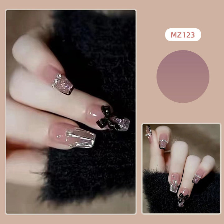 Elegantes Nageldesign mit Schleifen- und Strassdetails Karnz