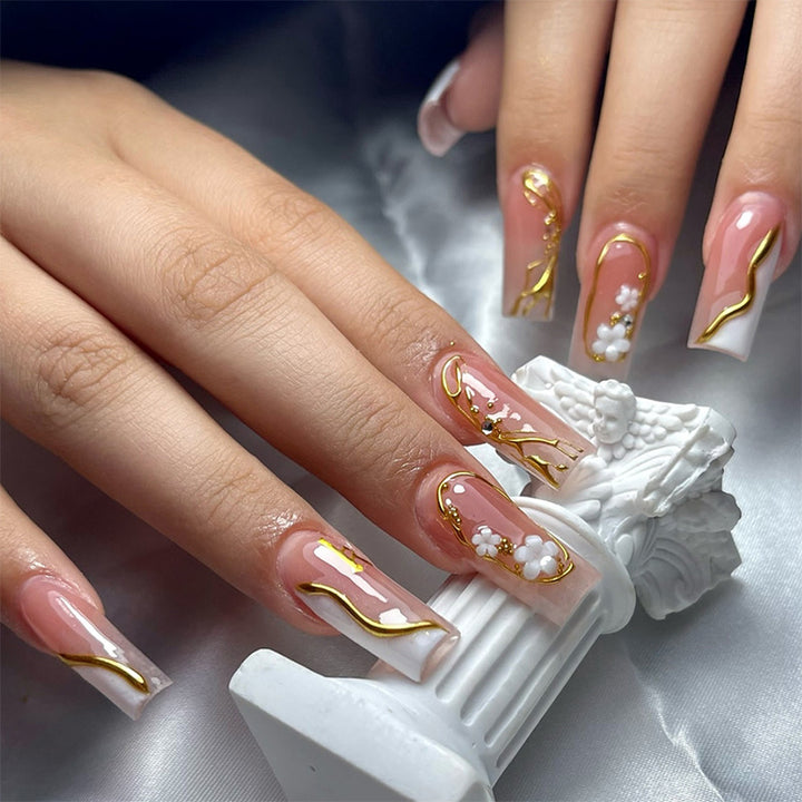 Künstlerisches Press-On-Nagelset mit goldenen Akzenten Karnz