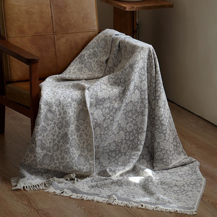 Große kuschelige Wohndecke aus Baumwollmischgewebe mit geometrischem Jacquardmuster und Fransensaum