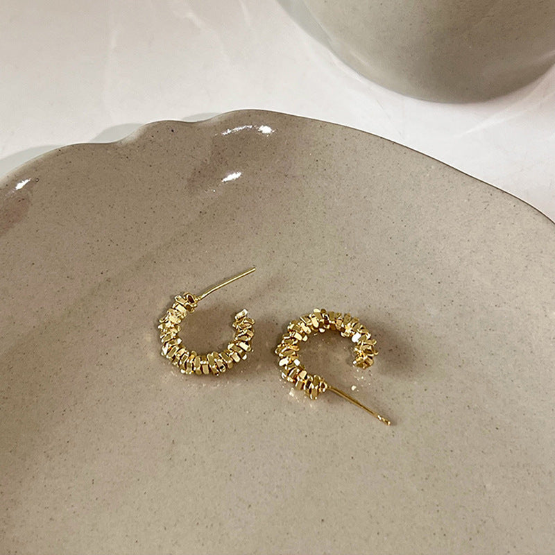 Glitzernde Creolen mit Funkelnden Details Karnz