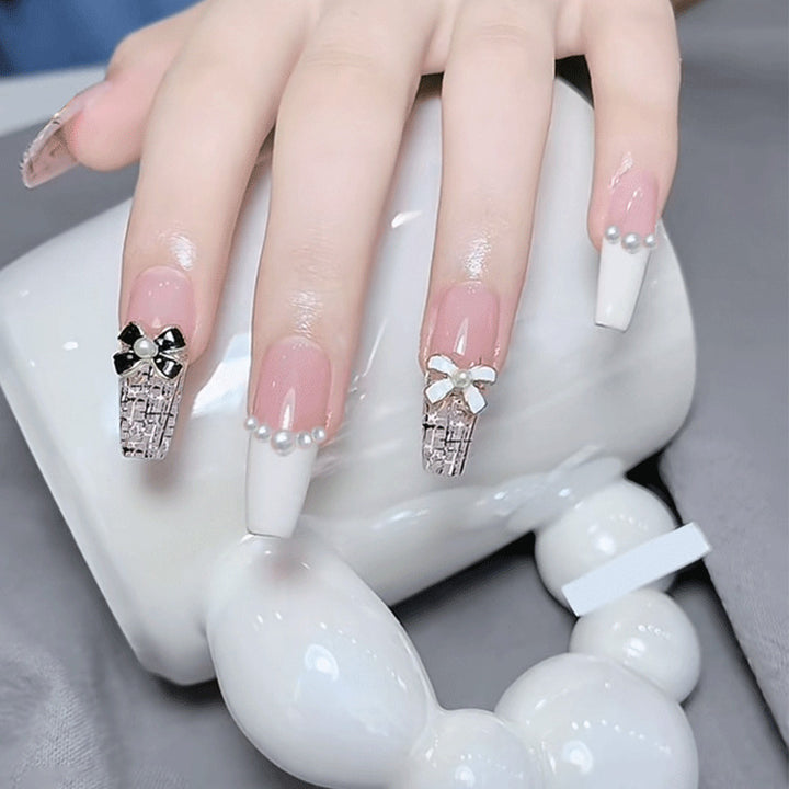 Elegante Press-On Nagelkunst mit dekorativen Schleifenakzenten