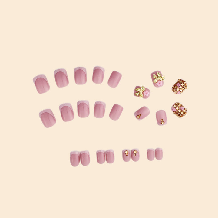Glamouröse Strass- und Blumen-Nageldesign Karnz