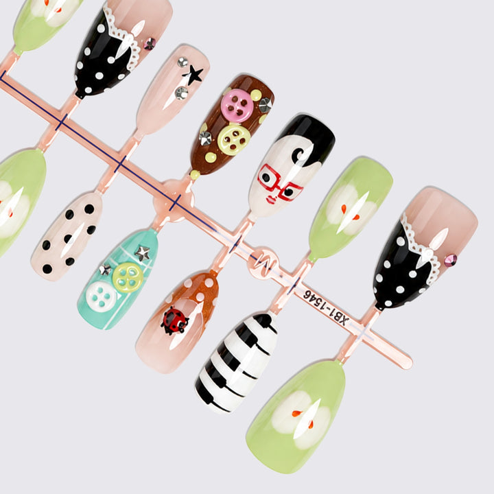 Kreatives Kunstnagelset mit verspielten Mustern und 3D-Details Karnz