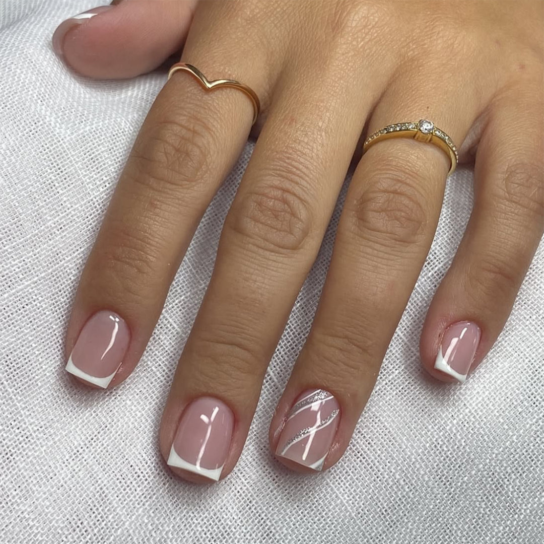 Elegante Nagelkunst mit glitzerndem French-Tip Karnz