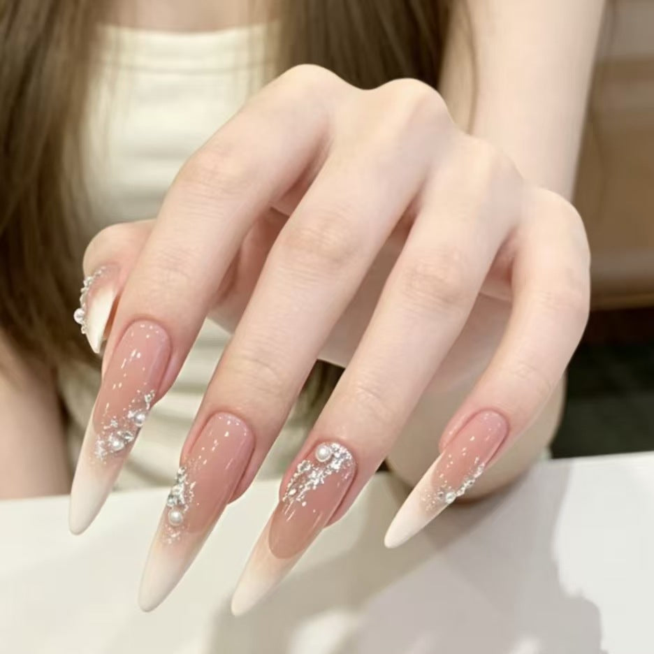 Elegante Stiletto-Nagelverlängerungen mit Kristallakzenten
