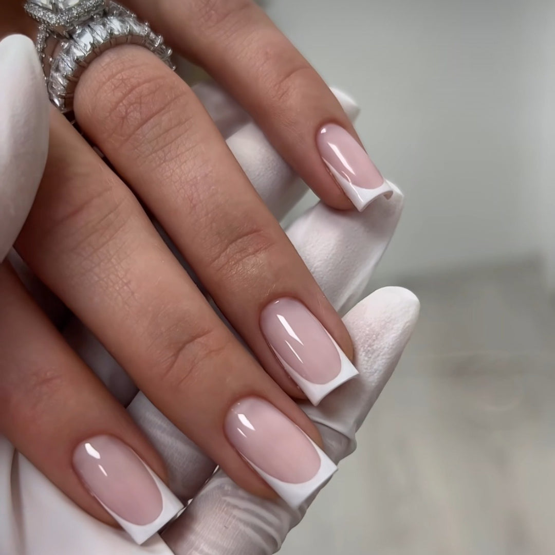 Kunstnagelset mit elegantem französischen Design und hochglänzendem Finish Karnz