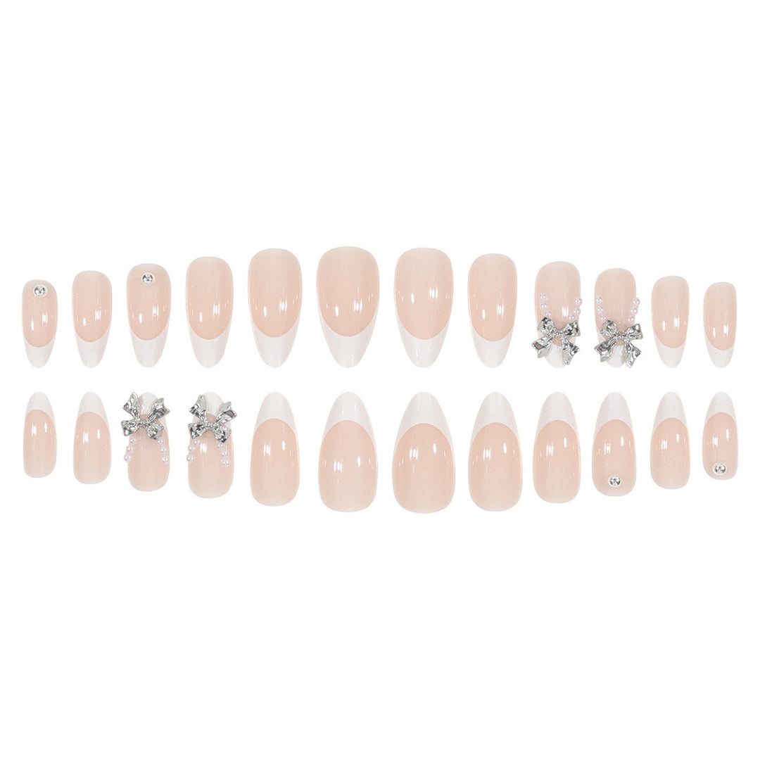 Dekoratives Stiletto Press-On Nagelset mit silbernen Akzenten Karnz