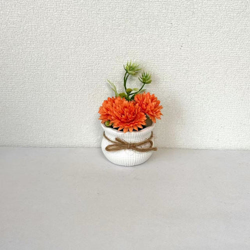 Dekorative Mini-Blumenarrangement im Topf
