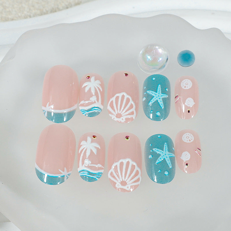 Kunstnagelset mit maritimen Details Karnz