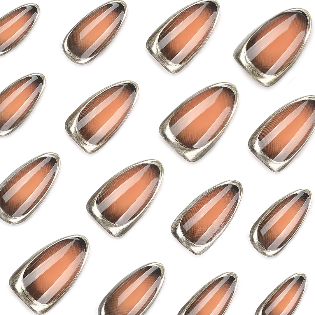 Glamouröse Stiletto-Nägel mit elegantem Goldrand Karnz