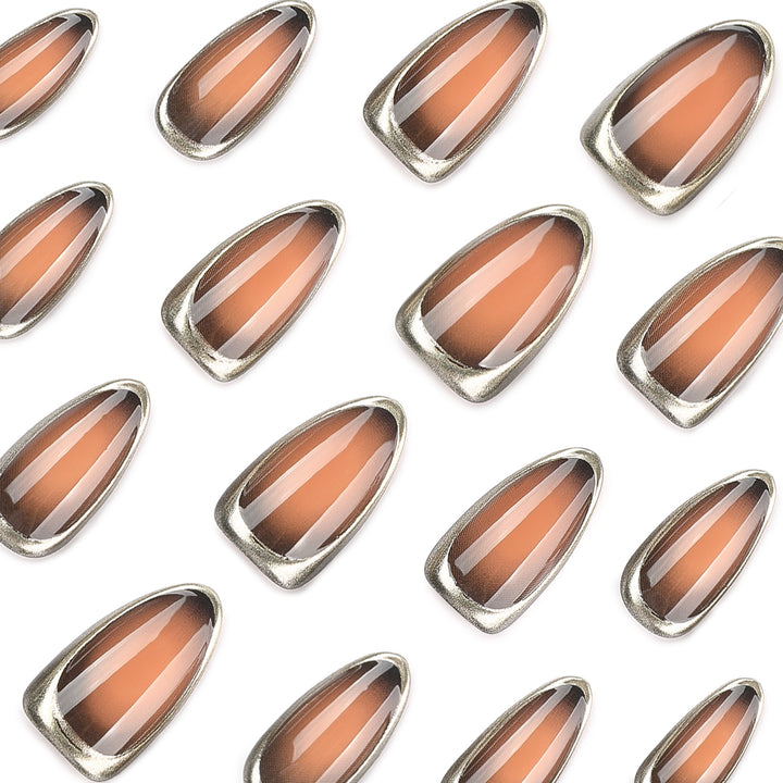 Glamouröse Stiletto-Nägel mit elegantem Goldrand Karnz