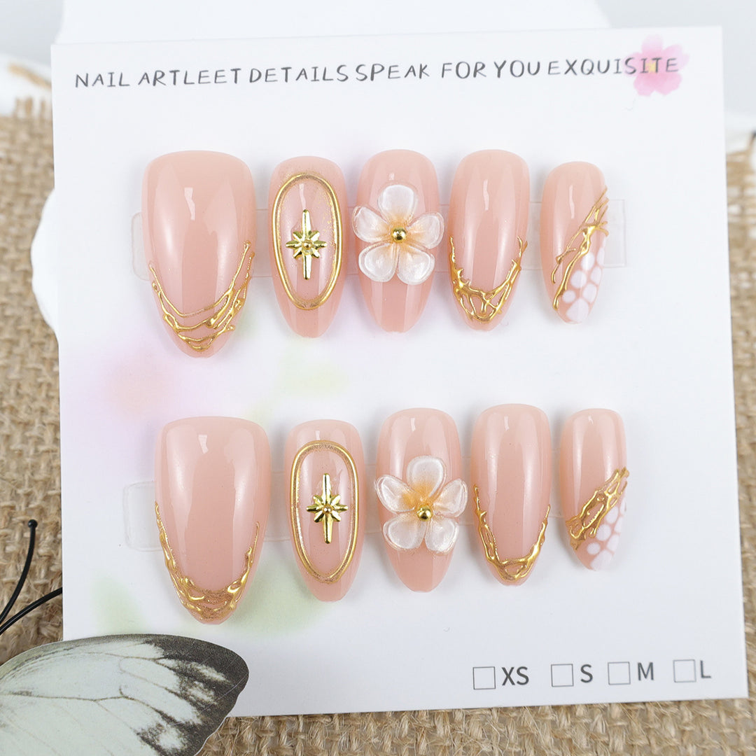 Kunstnagelset mit eleganten Blumen- und Goldverzierungen Karnz