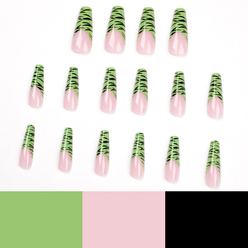 Kunstvolle Fingernägel mit trendigem Zebra-Design Karnz