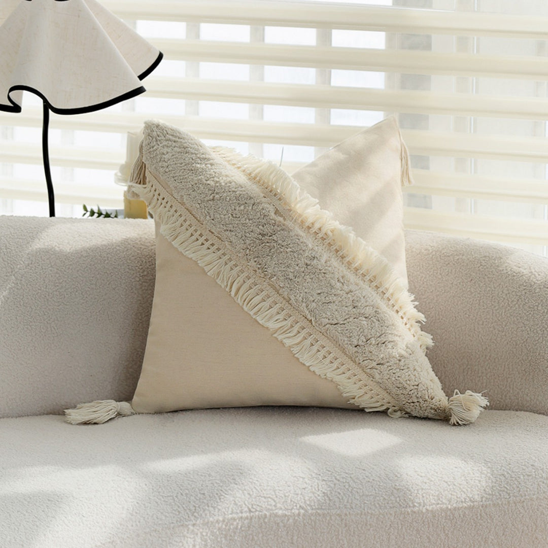 Quadratischer Boho-Kissenbezug mit diagonalem Teddy-Relief, Fransen und Eckquasten Karnz