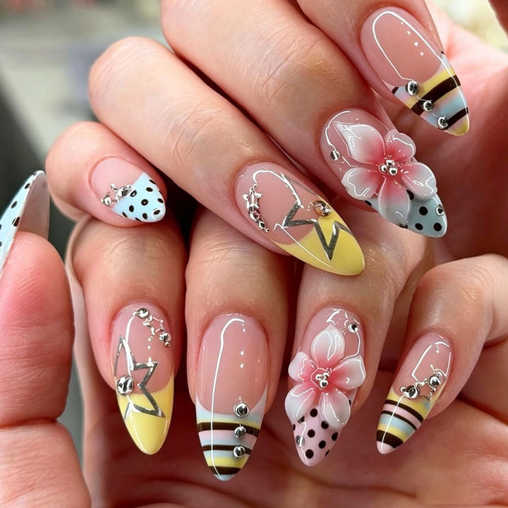 Kunstnagelset mit stilvollen floralen Akzenten und Glitzerdetails Karnz