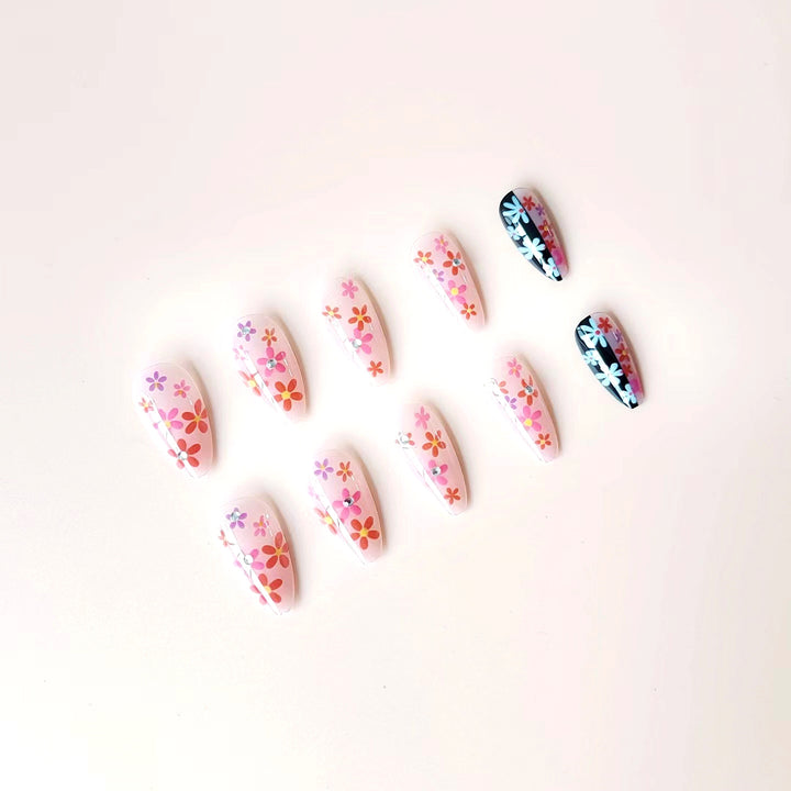 Kunstnagelset mit blumigen 3D-Verzierungen und Glitzer-Akzenten Karnz