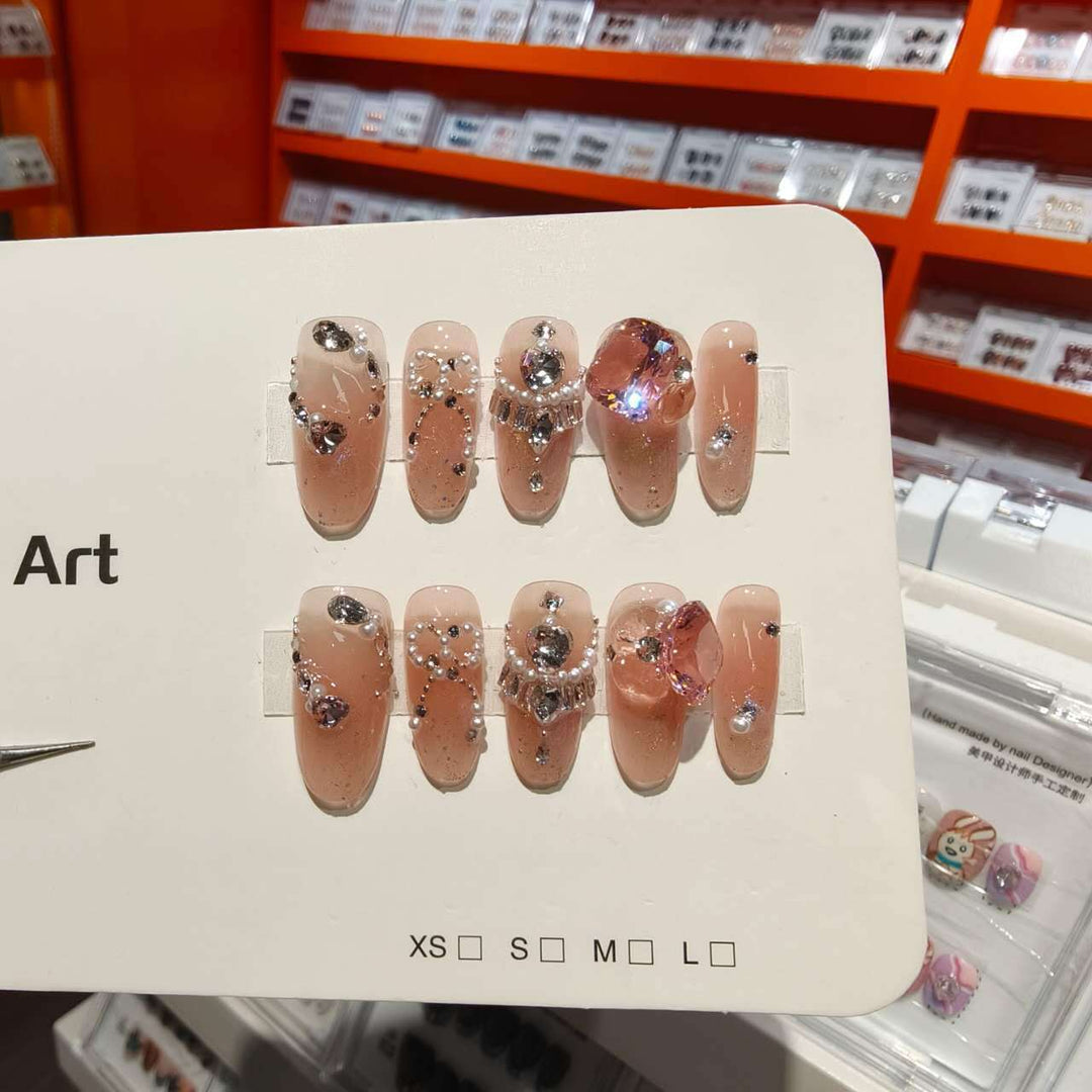 Dekorativer Stiletto Press-On Nagelset mit Strass- und Perlenakzenten