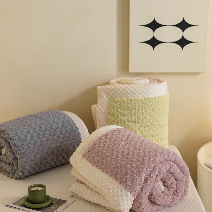 Plüsch Wende-Minky-Wurfdecke mit Rosentextur und gepunktetem Minky-Rücken