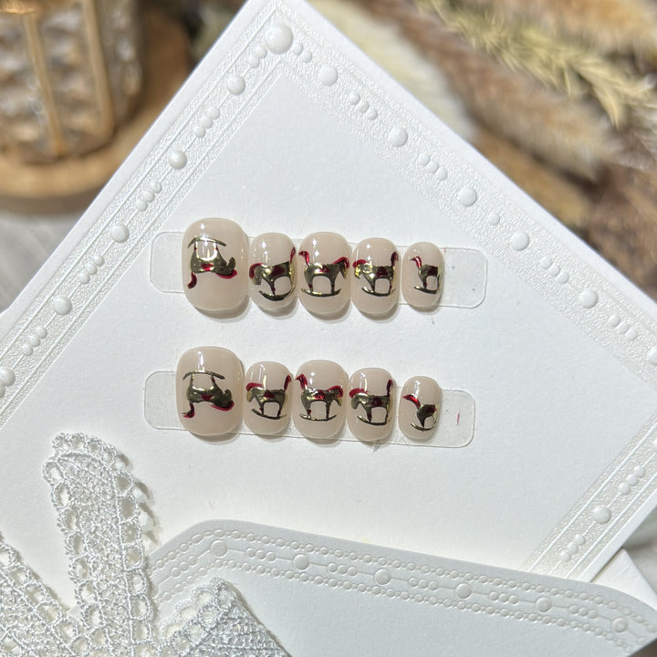 Dekoratives Press-On Nagelkunstset mit goldenen Akzentdesigns Karnz
